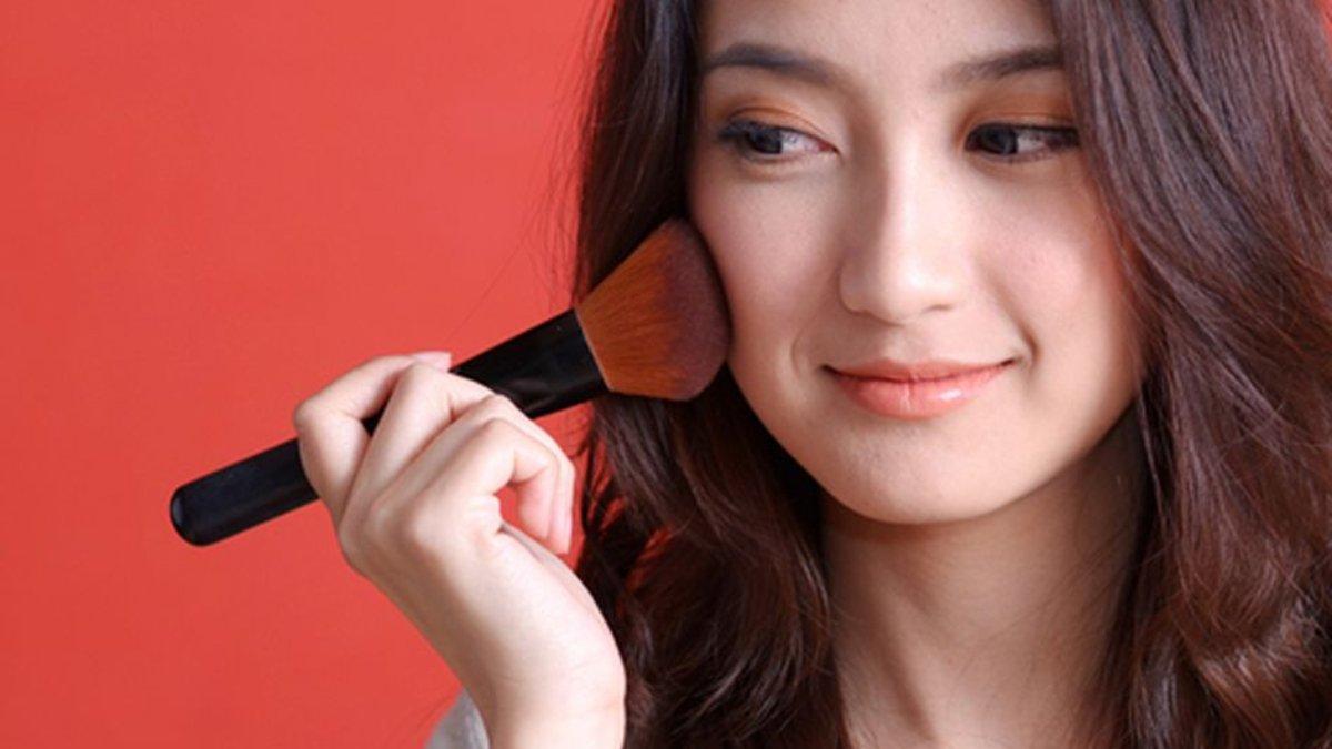 Ilustrasi wanita menggunakan bronzer.