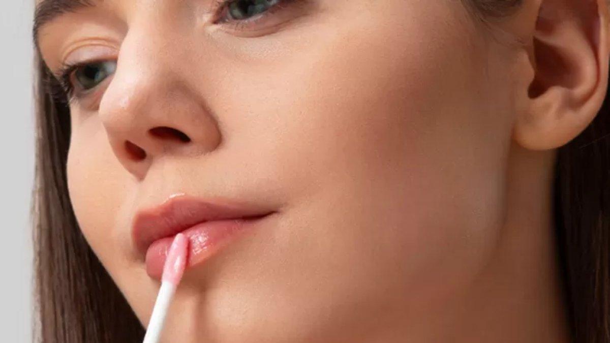 Ilustrasi menggunakan lip tint.