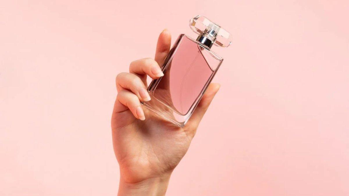 Memilih parfum yang punya aroma tahan lama.