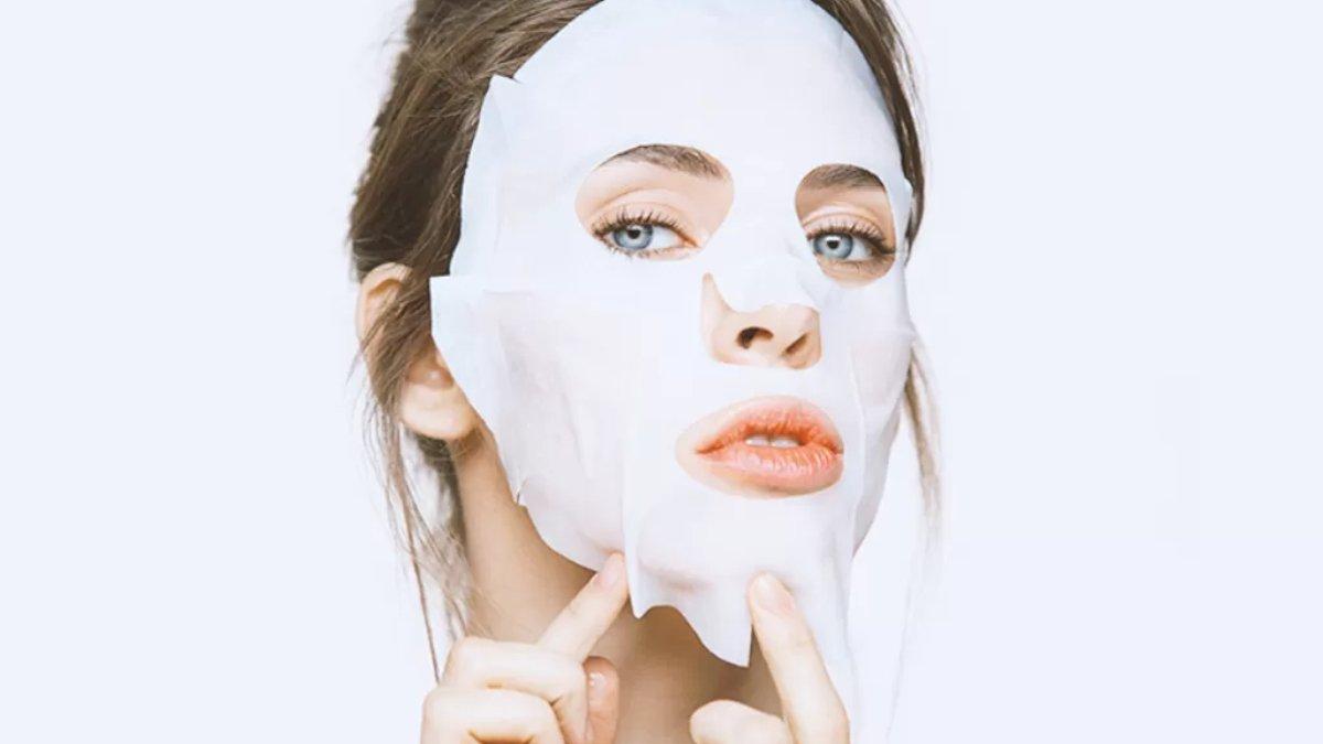 Ilustrasi wanita memakai sheet mask.