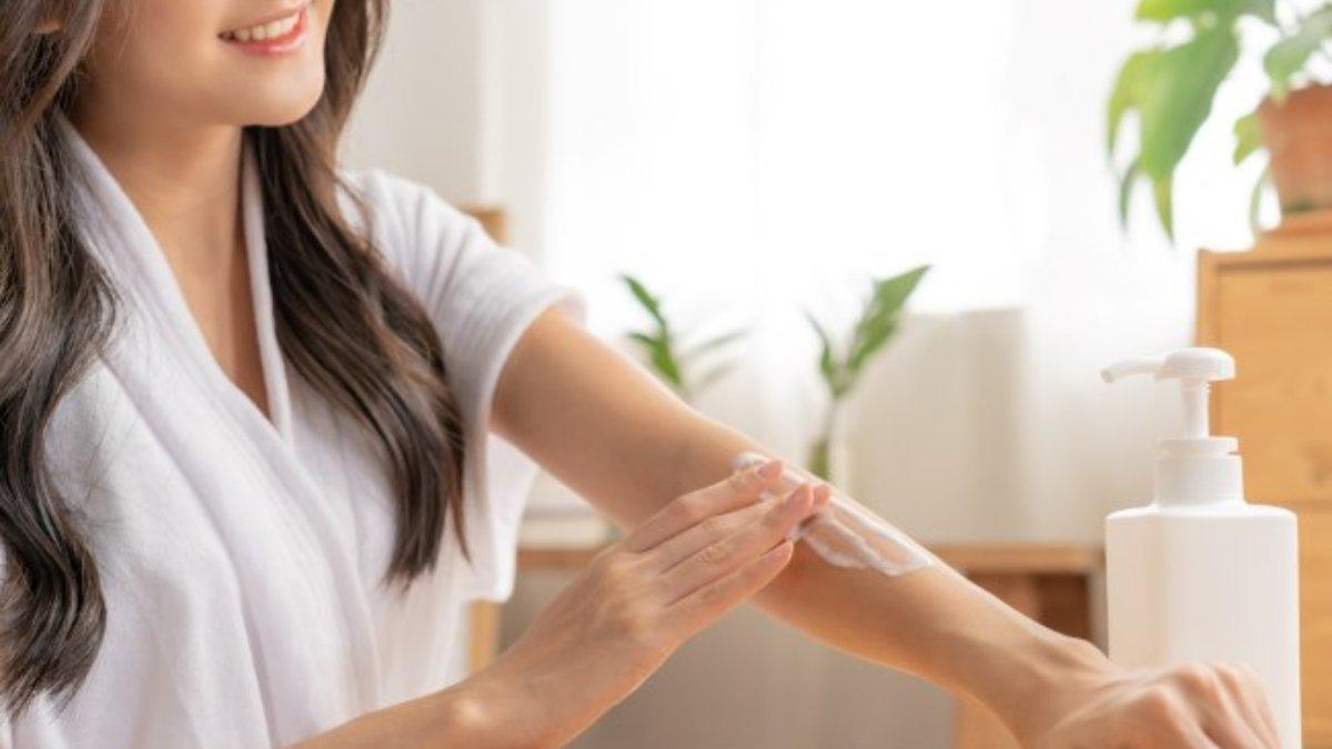 Ilustrasi menggunakan body lotion.