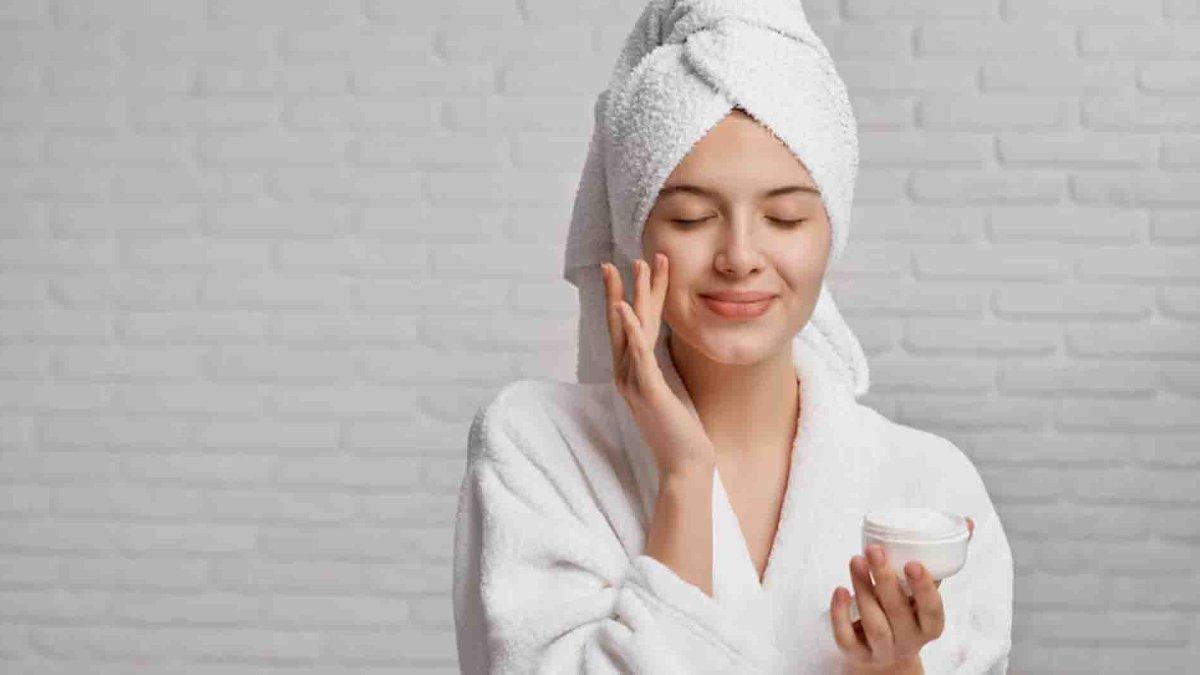 Ilustrasi wanita membersihkan wajah menggunakan cleansing balm.