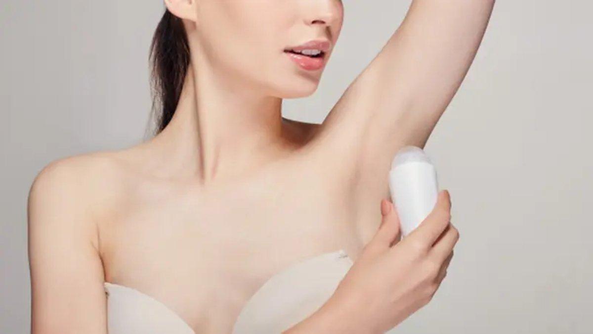 Mengaplikasikan deodorant ke ketiak