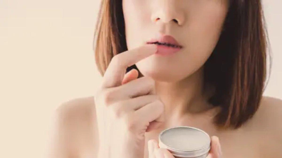 Ilustrasi mengaplikasikan lip balm sebelum menggunakan glazed lipstick.
