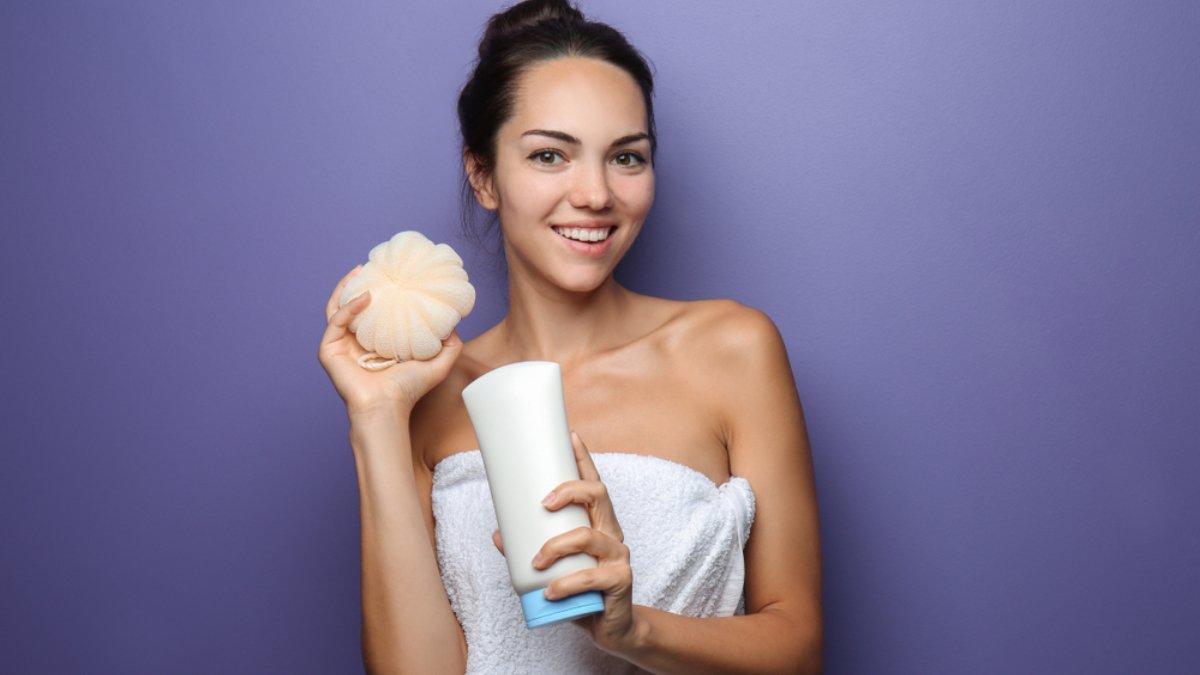 Ilustrasi mandi agar aroma parfum yang dipakai bisa tahan lama.