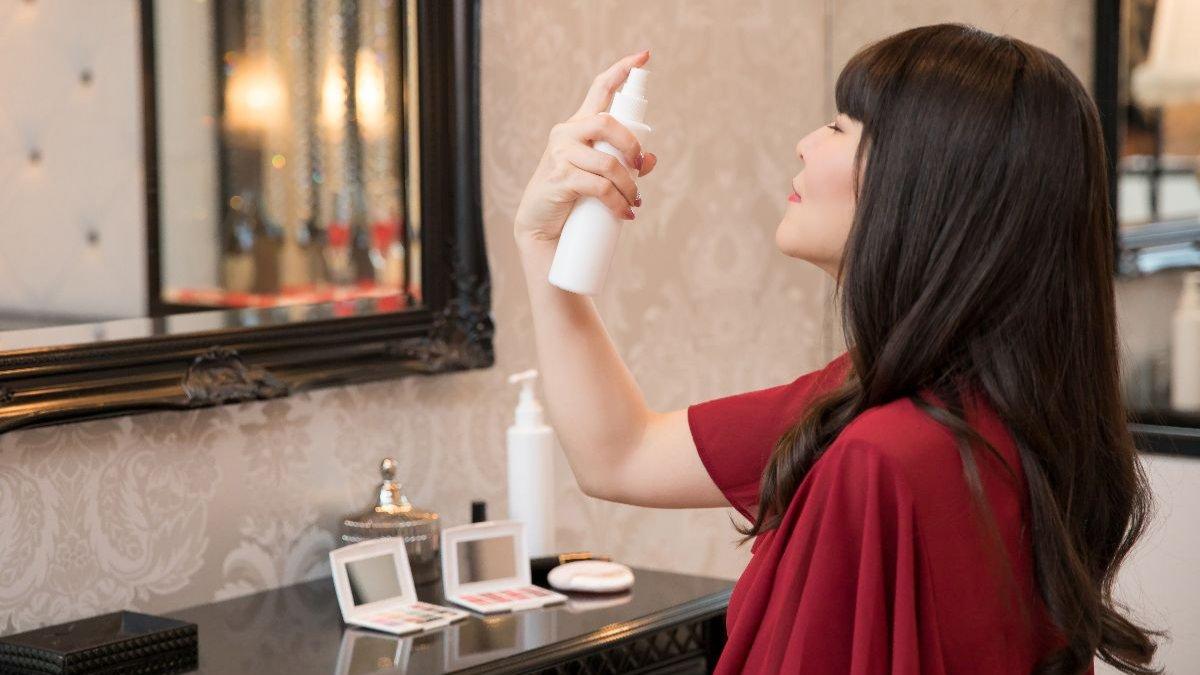 Setting spray dan priming water memiliki peran utama yang berbeda dalam makeup