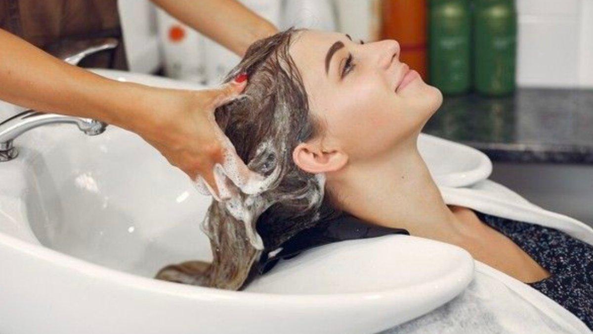 Ilustrasi wanita keramas atau membersihkan rambut.