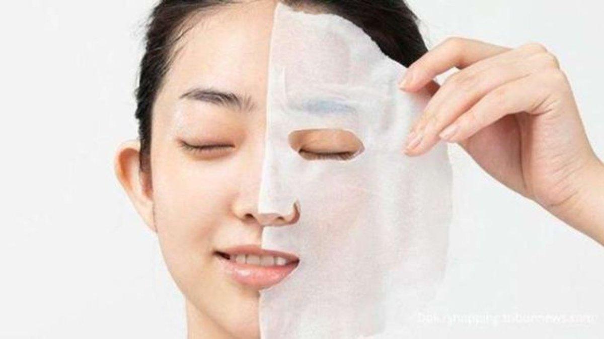 Ilustrasi wanita menggunakan sheet mask.