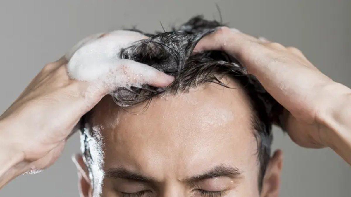 Ilustrasi pria mencuci rambut.