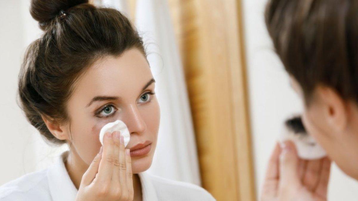 Mengoleskan es batu di wajah membuat makeup jadi lebih tahan lama.