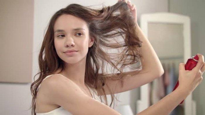 Ilustrasi menggunakan parfum rambut