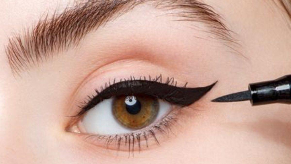 Ilustrasi membuat eyeliner.