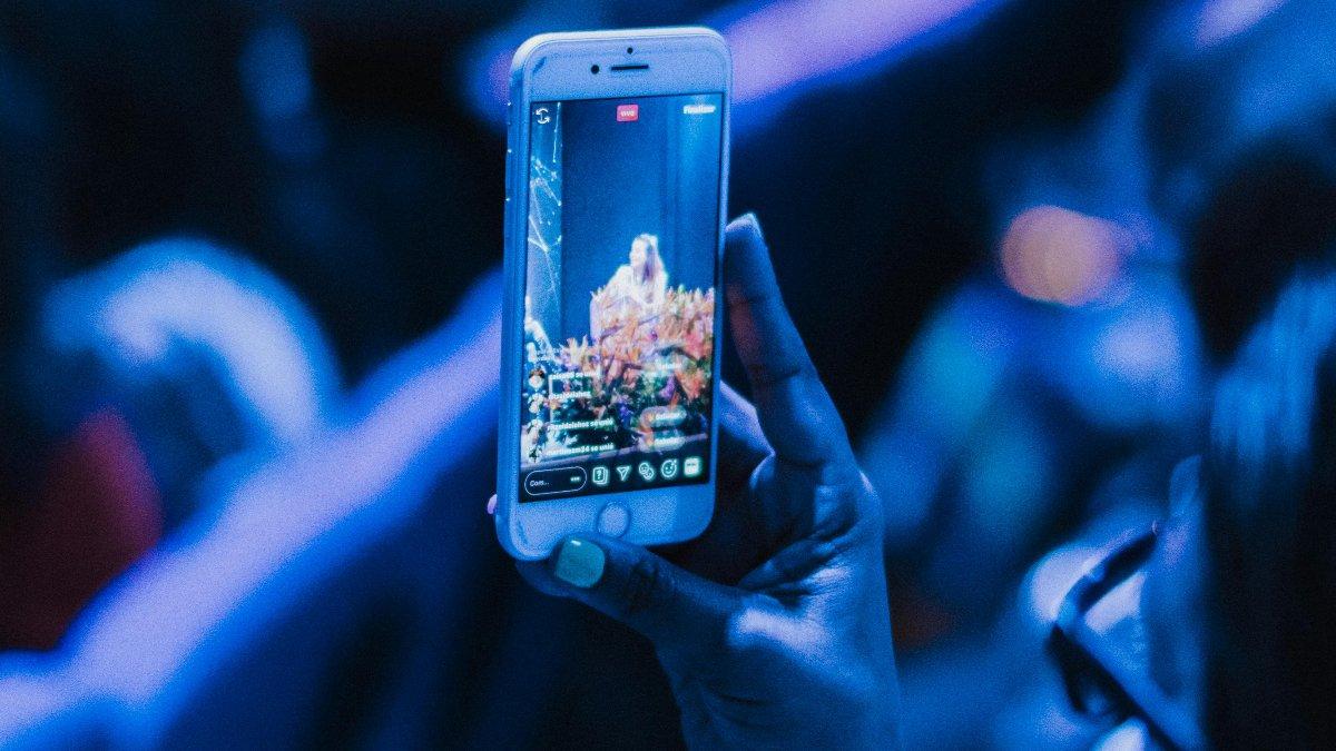 Ilustrasi blue light yang dipancarkan dari smartphone punya efek buruku di kulit.