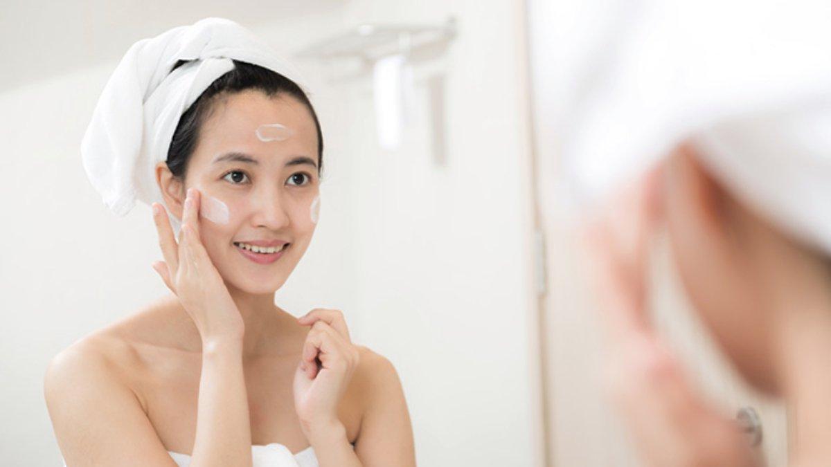 Ilustrasi wanita mencoba produk skincare baru.