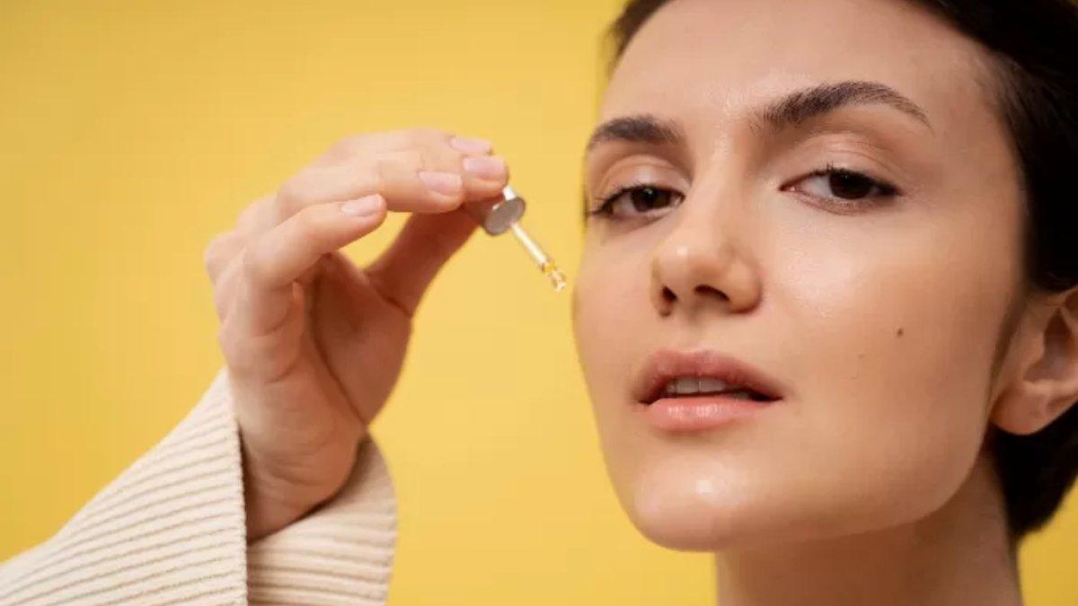 Ilustrasi wanita menggunakan skincare baru.