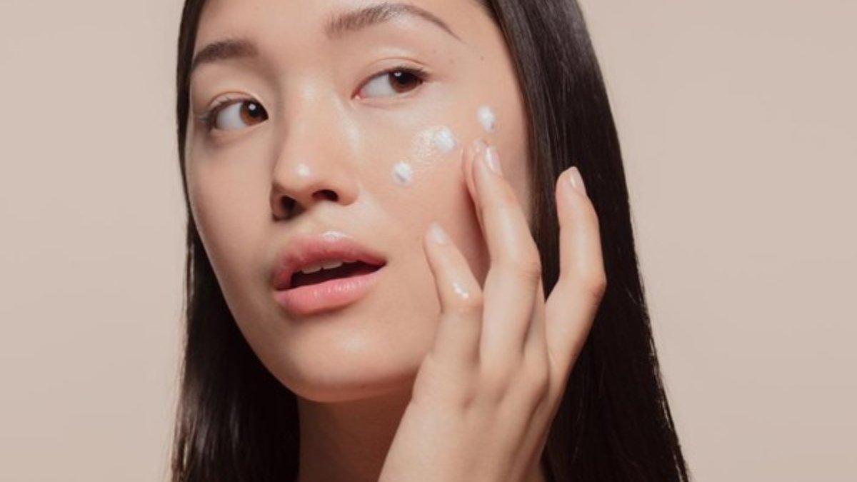 Mengaplikasikan skincare mengandung retinol