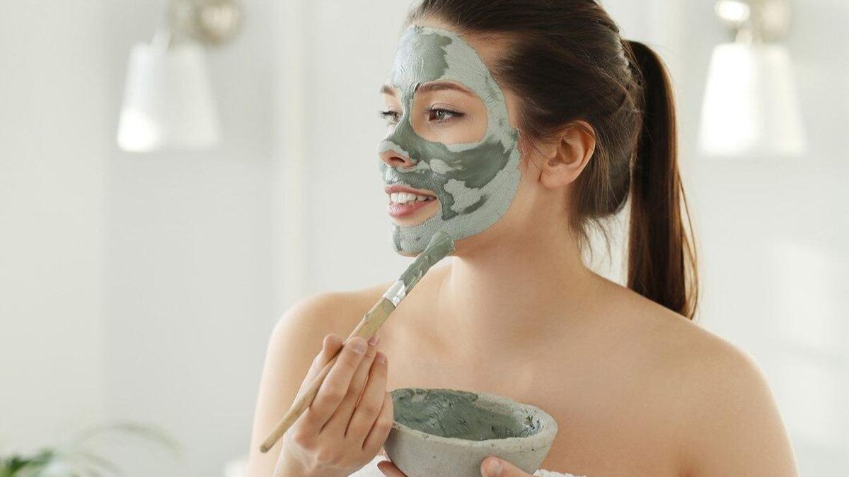 Ilustrasi wanita menggunakan clay mask.