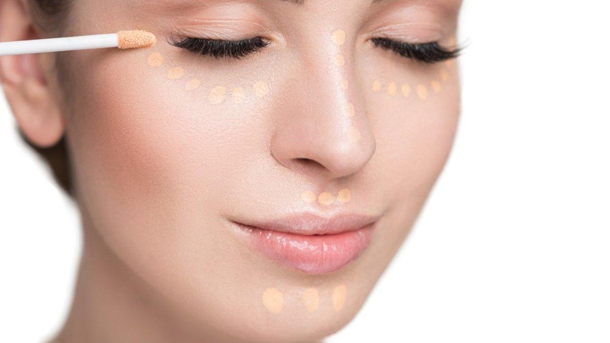 Concealer yang terlalu terang justru sebabkan area bawah mata tampak abu-abu