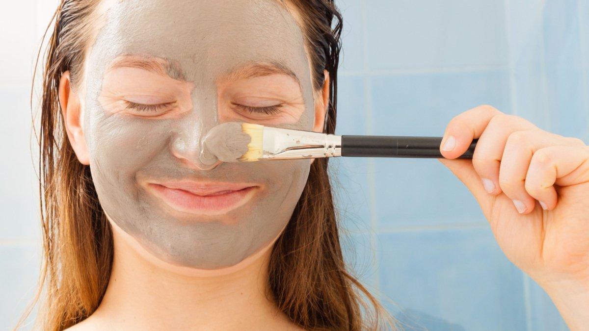 Menggunakan masker wajah dapat mencegah penuaan dini.