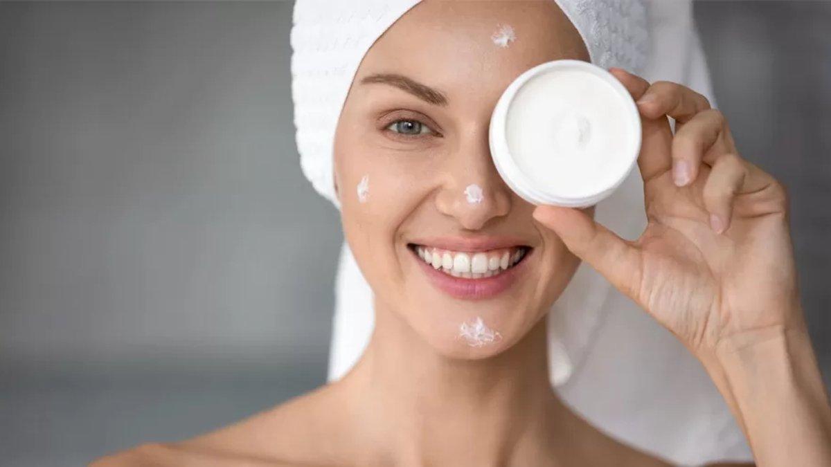 Mengaplikasikan moisturizer ke wajah setelah perawatan menggunakan peeling serum