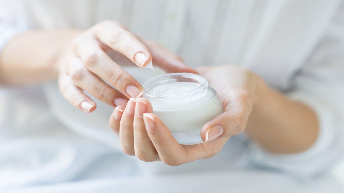 Ilustrasi wanita menggunakan moisturizer