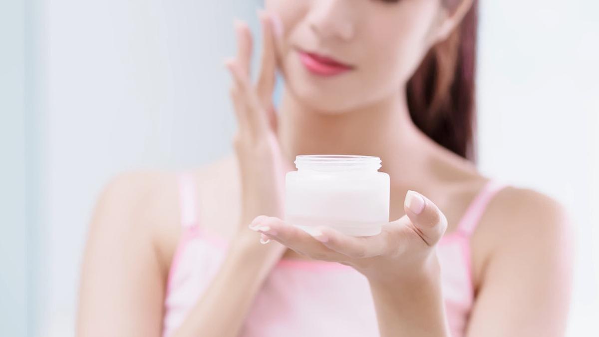 5 Rekomendasi Moisturizer untuk Melembapkan Kulit yang Super Kering