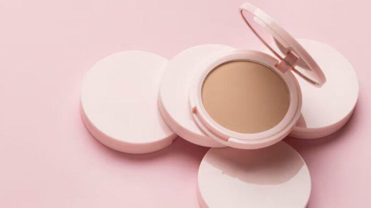 Hindari produk makeup yang mengandung alkohol maupun paraben di usia 40 an agar wajah tidak kering.