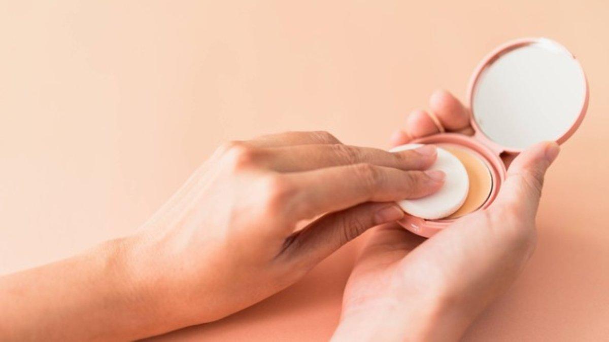 Penting untuk menggunakan powder untuk finishing make up agar hasil maksimal tanpa khawatir tergeser