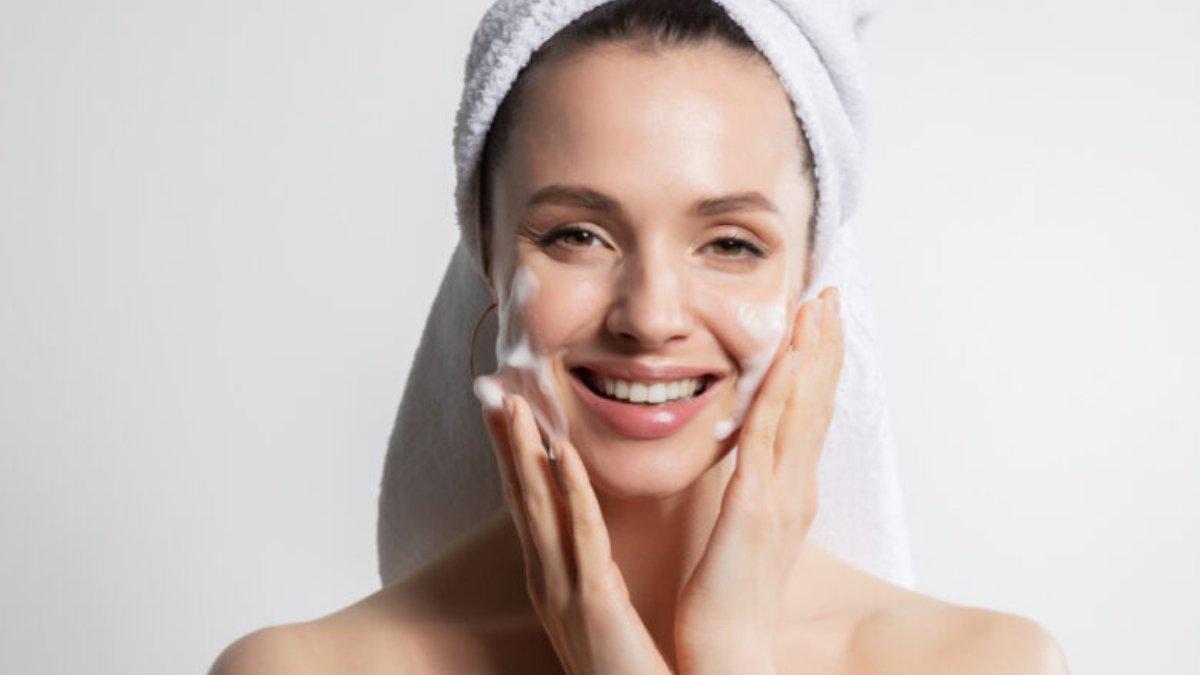 Ilustrasi wanita mencuci wajah