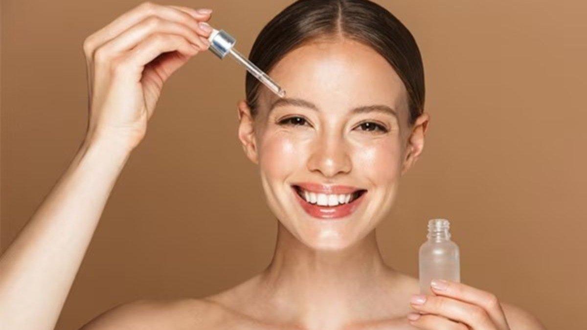 Ilustrasi mengaplikasikan serum yang mengandung Rosehip Oil 