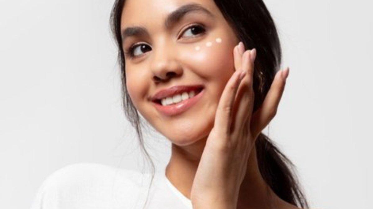 Ilustrasi wanita memakai sunscreen.