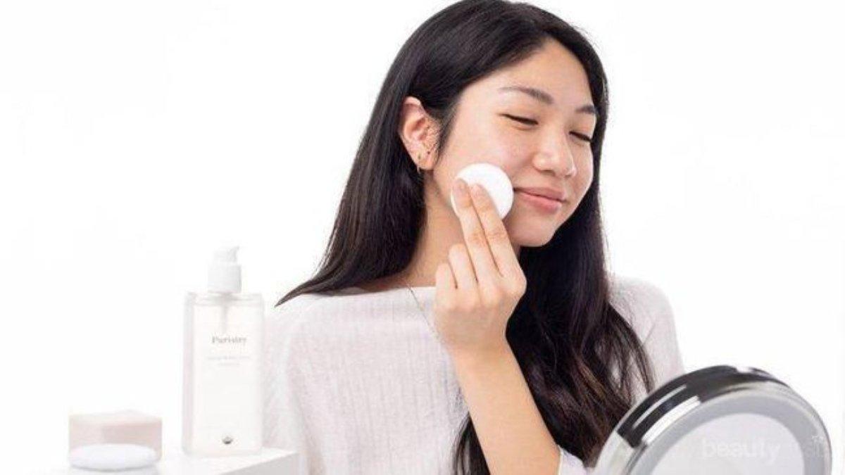 Ilustrasi wanita menggunakan toner sebelum memakai moisturizer.