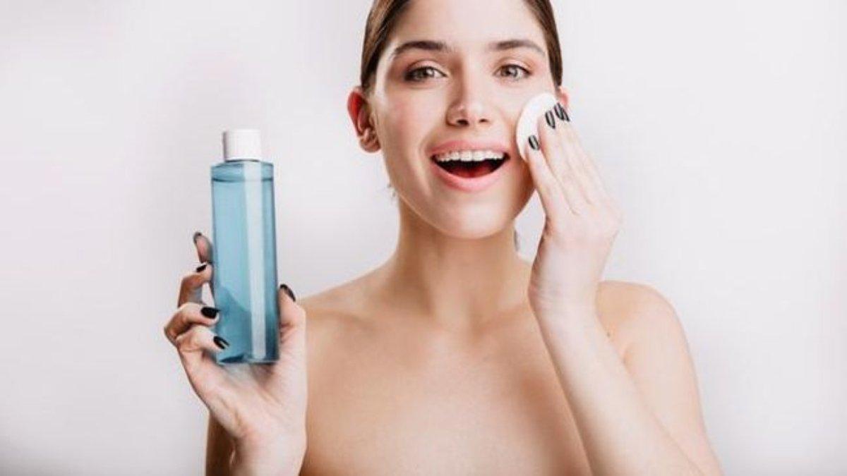 Ilustrasi wanita mengaplikasikan toner sebelum memakai eye cream.