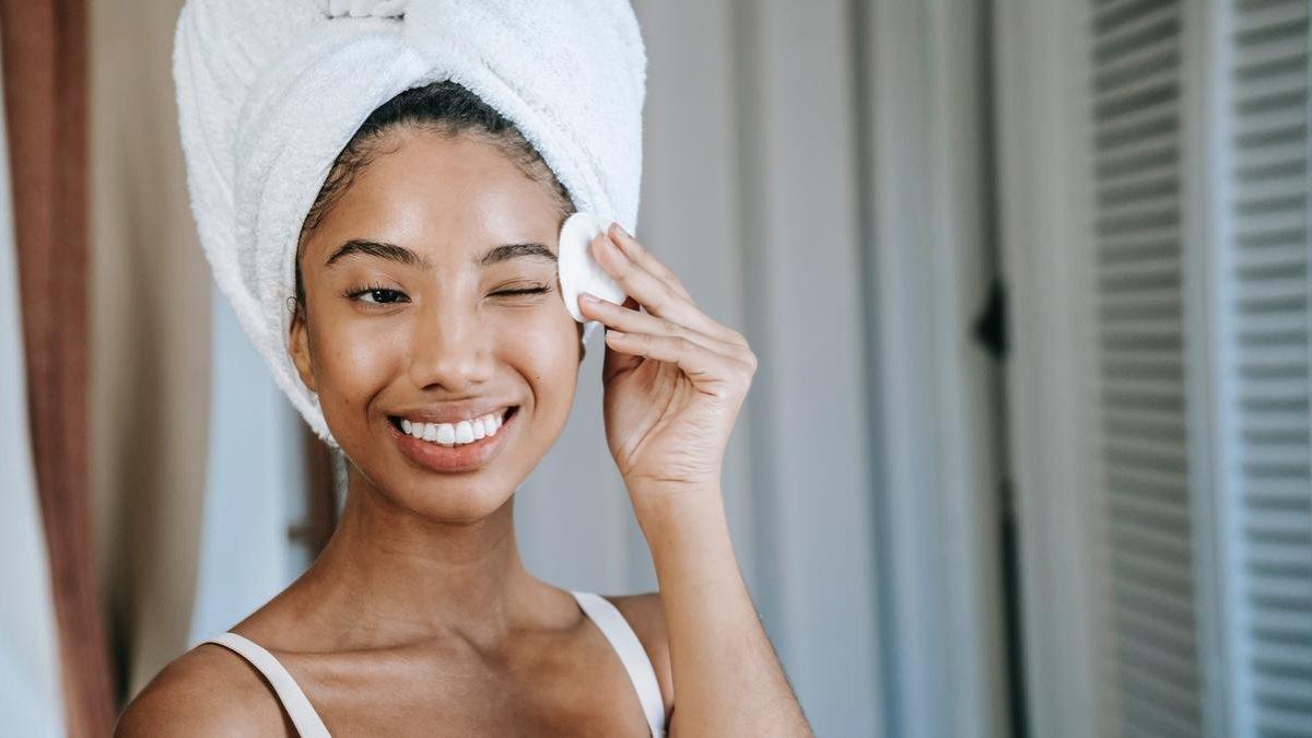 Selalu bersihkan makeup setelah selesai beraktivitas.