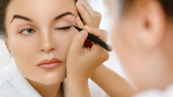 Ilustrasi menggunakan eyeliner pen yang benar untuk pemula.