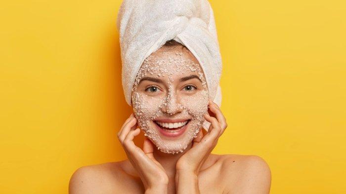 Ilustrasi wanita mengaplikasikan masker oatmeal dan madu yang dapat membantu mencerahkan dahi yang belang.