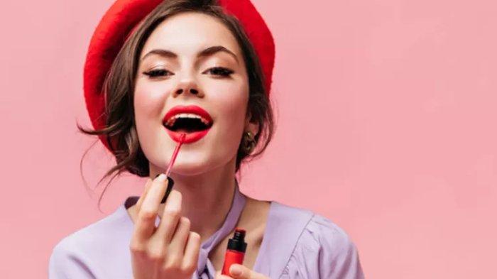 Ilustrasi mengaplikasikan lip cream.