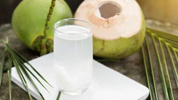 Air kelapa bisa jadiobat manjur mengatasi mabuk durian.