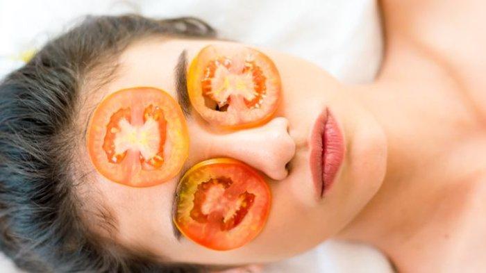Manfaat masker tomat untuk kulit wajah, salah satunya dapat membantu mencerahkan wajah dan membuatnya jadi glowing.