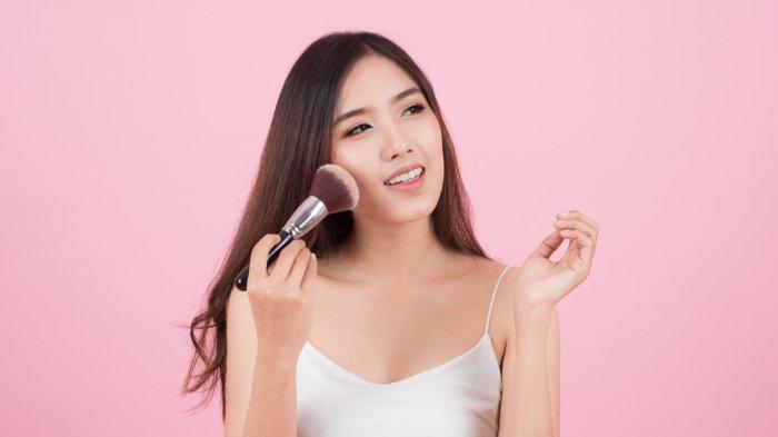 Set cream blush menggunakan finishing powder agar hasilnya tahan lama dan terlihat natural.