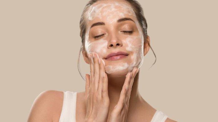 Ilustrasi membersihkan wajah sebelum menggunakan retinol.