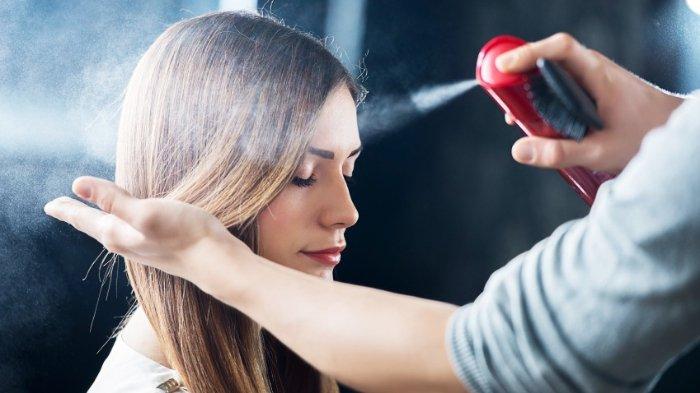 Ilustrasi hair spray yang bisa bantu atasi noda tinta di baju.