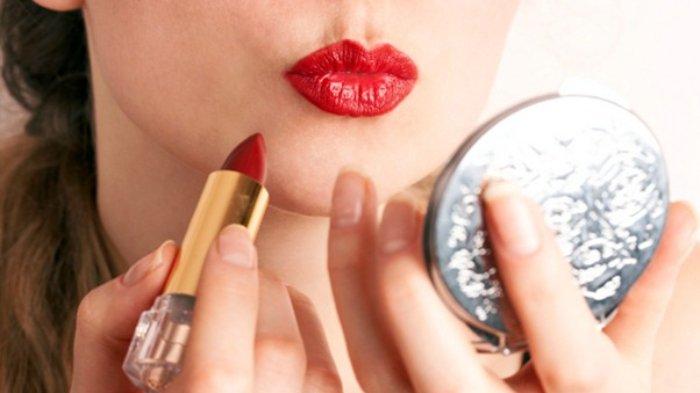 Ilustrasi wanita menggunakan lipstik.