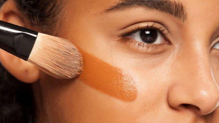 Ilustrasi foundation yang full-coverage.