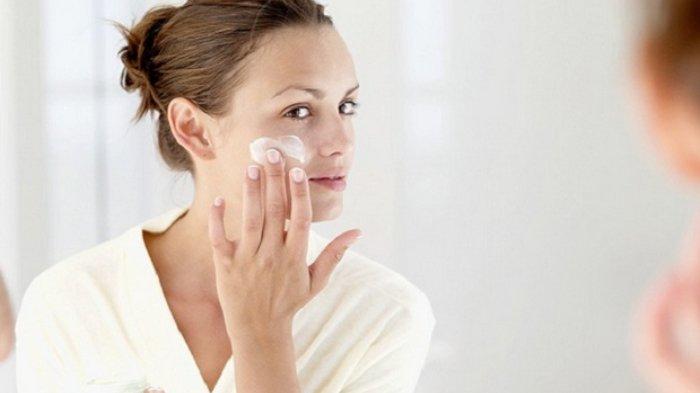 Ilustrasi mengaplikasikan skincare dengan kandungan Dimethicone.