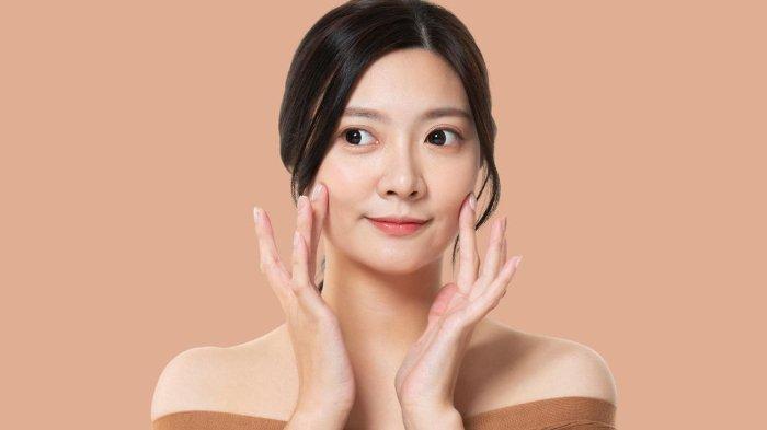 Ilustrasi wanita yang rutin melakukan perawatan wajah