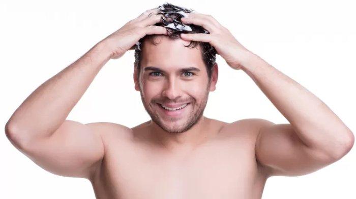 Sebelum menggunakan parfum, pastikan badan bersih dengan mandi.