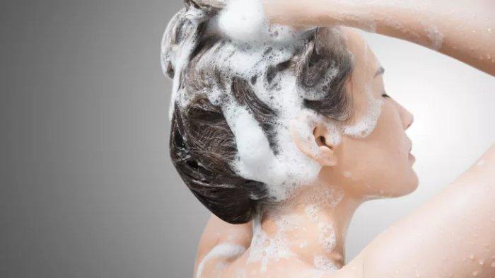Ilustrasi wanita keramas menggunakan sampo yang sesuai dengan kebutuhan rambut.
