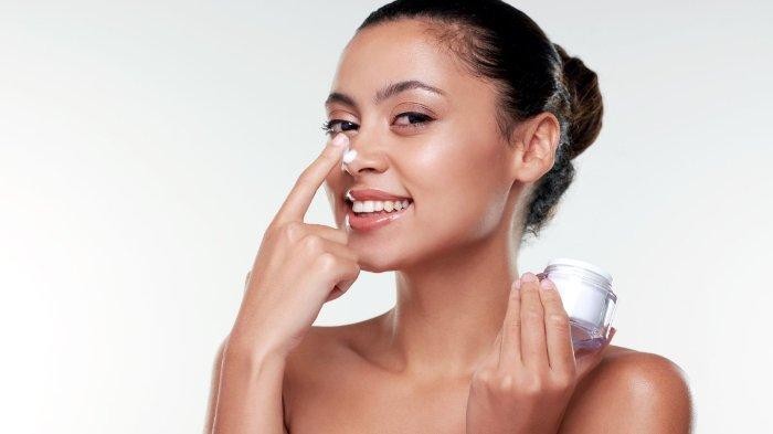 Ilustrasi wanita melakukan perawatan kulit untuk menghilangkan komedo di hidung.
