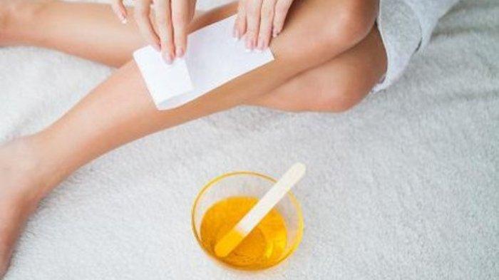 Melakukan waxing untuk mencabut bulu halus